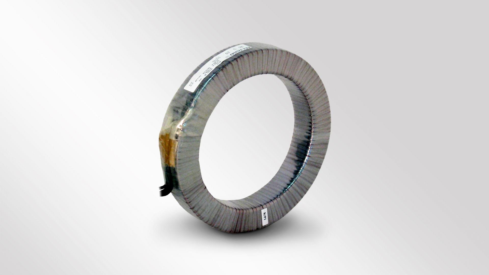 Ein silberner Ringkernstromwandler, der in Hochleistungstransformatoren verbaut wird und jahrzehntelang wartungsfrei eingesetzt werden kann